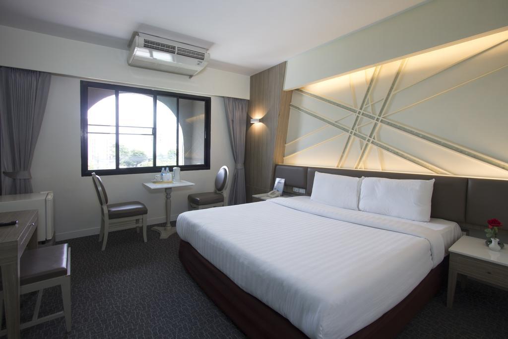 Hotel PAPA Bangkok Siriraj Bagian luar foto
